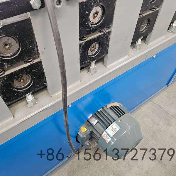 Hydraulic automatic cutting system integrated into the shutter door machine for exact length cutting