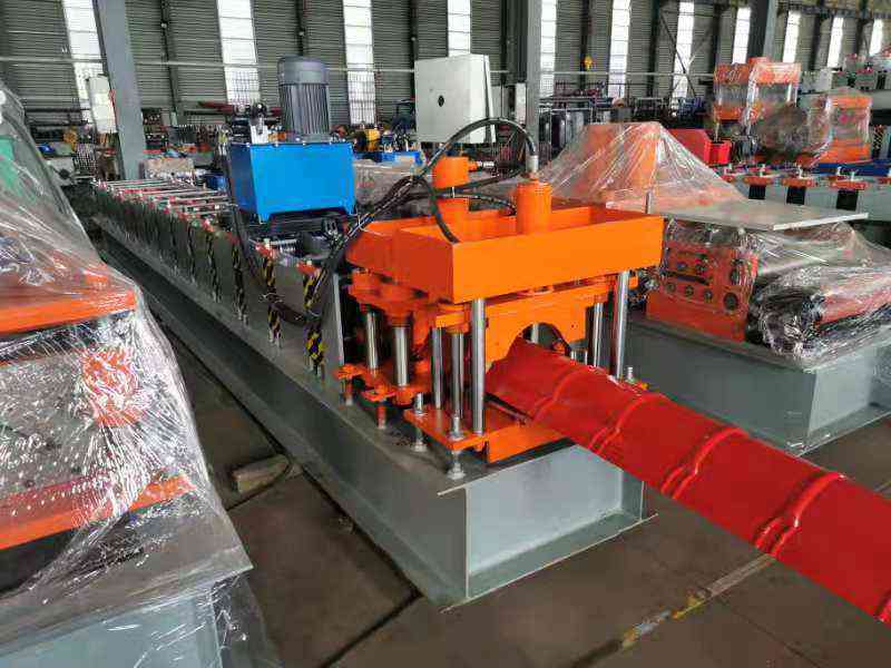 Hydraulic automatic cutting system integrated into the ridge cap machine for exact length cutting