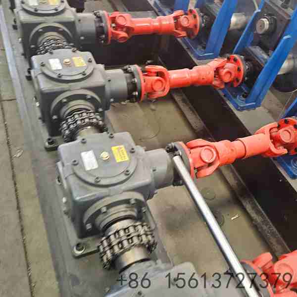 Hydraulic automatic cutting system integrated into the custom standing seam machine for exact length cutting