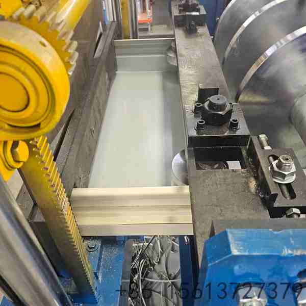 Hydraulic automatic cutting system integrated into the custom standing seam machine for exact length cutting