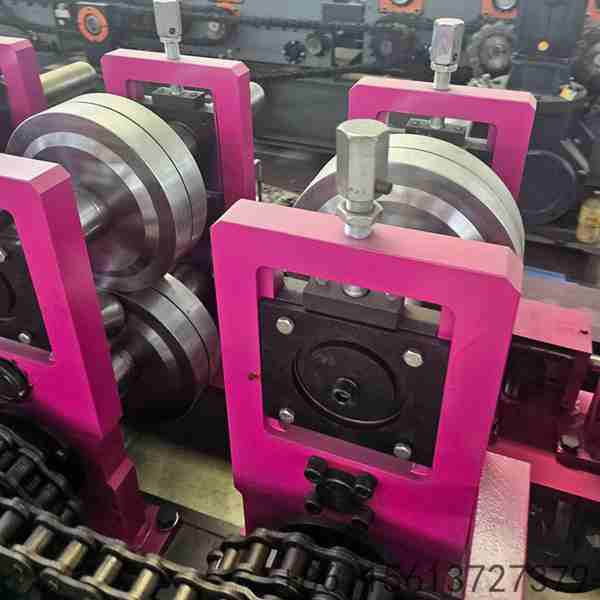 Hydraulic automatic punching and cutting system integrated into the CZ purlin machine for exact hole placement and length