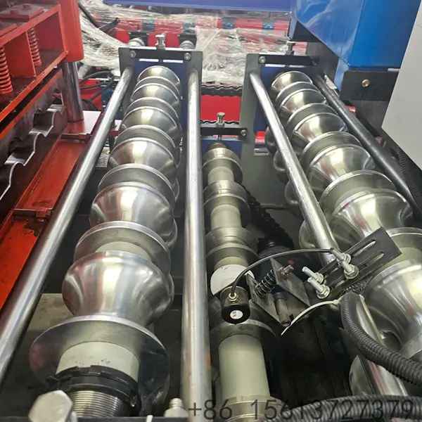 Machine de formage à rouleaux double couche conçue pour une production continue de tôles de toiture métalliques