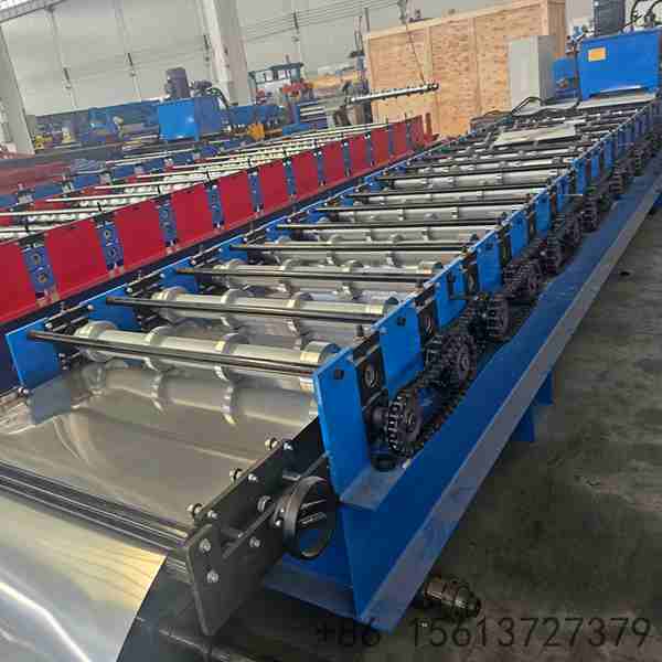 Manual decoiler and feeding guide system working seamlessly with the metal cladding roll former
