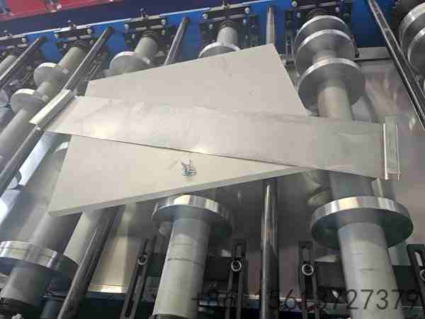 Hydraulic automatic cutting system integrated into the wall panel machine for exact length cutting