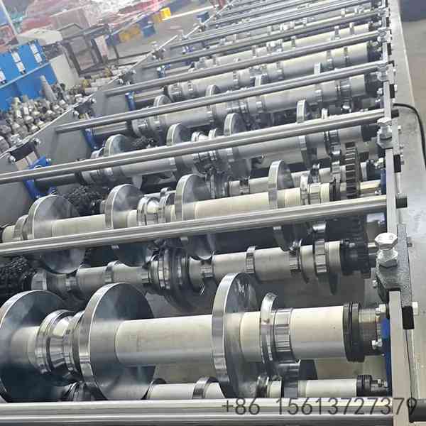 Hydraulic automatic cutting system integrated into the standing seam machine for exact length cutting