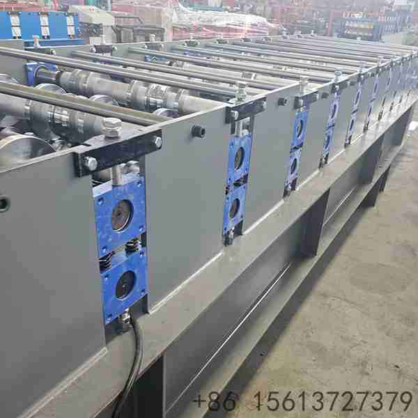 Heavy-duty welded steel frame structure of the standing seam machine ensuring maximum stability during high-speed operation