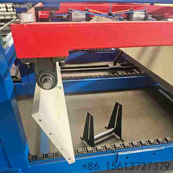 Integrated automatic stacking system allowing seamless stacking of formed shelving panels onto pallets