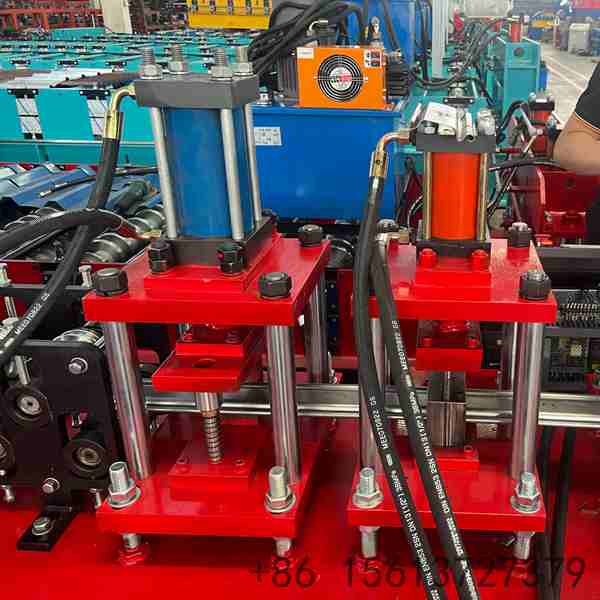 Hydraulic automatic cutting system integrated into the rolling shutter machine for exact length cutting