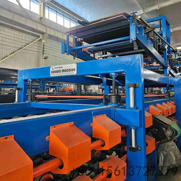 Automatic EPS and mineral wool sandwich panel line designed for continuous manufacturing of dual-core insulated building panels
