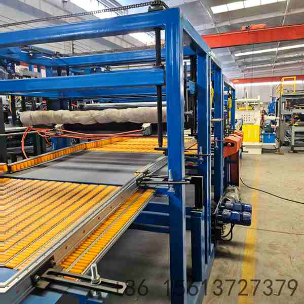 Advanced EPS and mineral wool core feeding system working seamlessly with the automatic sandwich panel production line