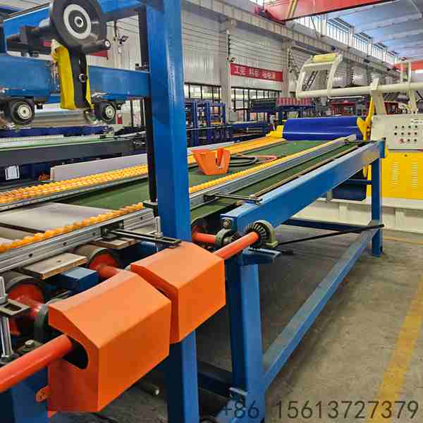 Automatic glue spraying and continuous laminating system ensuring strong bonding between steel sheets and insulation cores