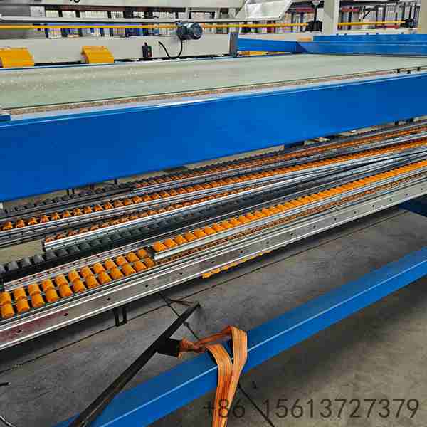 Automatic glue spraying and continuous laminating system ensuring strong bonding between steel sheets and insulation cores