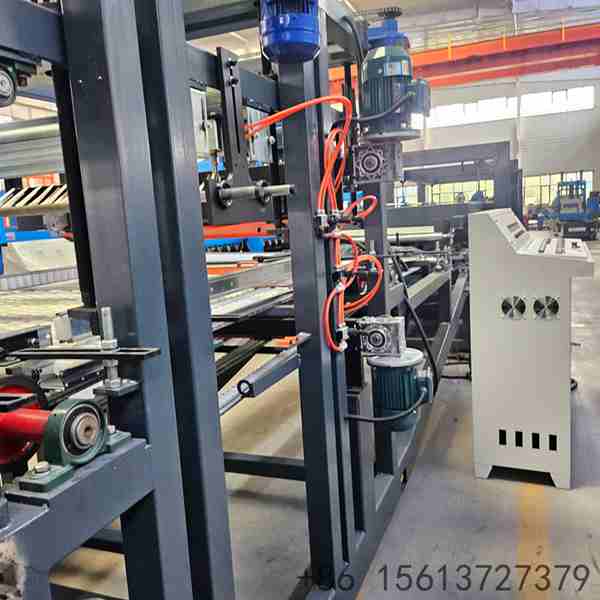 Hydraulic automatic cutting system integrated into the eco-friendly panel line for exact length cutting without deformation