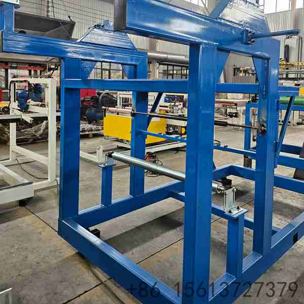 Automatic glue spraying and continuous laminating system ensuring strong bonding between steel sheets and insulation cores
