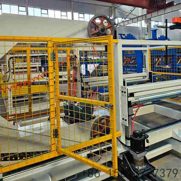High-precision automatic cutting equipment integrated into the smart composite panel line for exact length sizing
