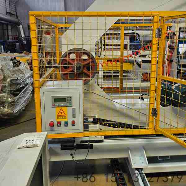 Linha automatizada de produ&ccedil;&atilde;o de pain&eacute;is sandu&iacute;che equipada com sistema de paletiza&ccedil;&atilde;o rob&oacute;tica de alta tecnologia