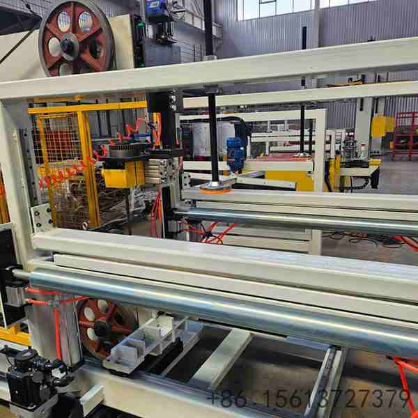 Bra&ccedil;o rob&oacute;tico industrial realizando a manipula&ccedil;&atilde;o precisa e empilhamento de pain&eacute;is sandu&iacute;che acabados