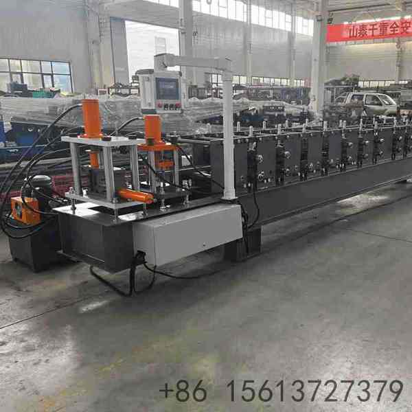 Entry guiding and leveling unit of the purlin machine to ensure flat material feeding.