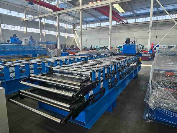 High-capacity hydraulic decoiler and leveling system working flawlessly with the C and Z purlin line
