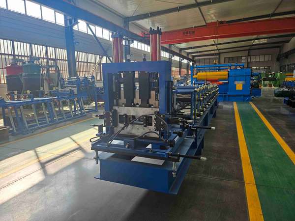 Universal hydraulic cutting station executing precise cuts for both C and Z profiles without tool changes