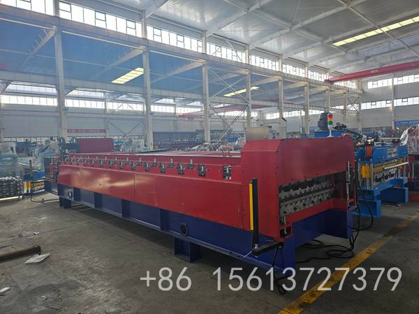 High-capacity hydraulic decoiler feeding color steel coils smoothly into the TP40 and TP25 double layer line