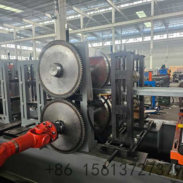 High-capacity hydraulic decoiler and leveling system working flawlessly with the super CZ purlin line