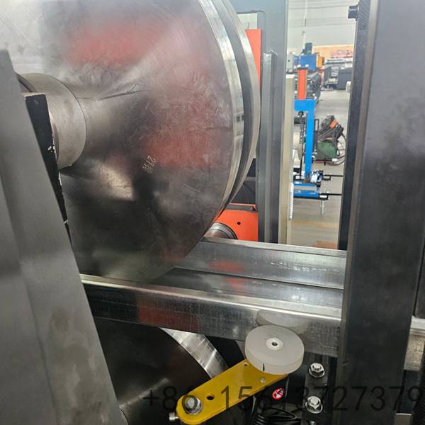 Universal hydraulic cutting station executing precise cuts without the need for tool or blade changes