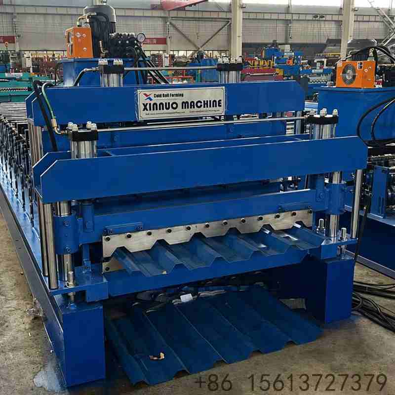 Independent upper layer roll forming station producing trapezoidal steel roof panels with precision-engineered rollers