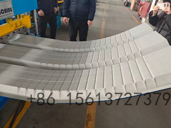 Versatile roll forming equipment capable of producing both convex and concave curved metal sheets used in architectural facades and hangar buildings.