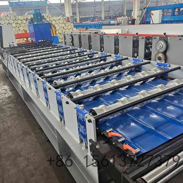Automated decoiler and feeding guide system ensuring smooth material entry into the glazed tile machine