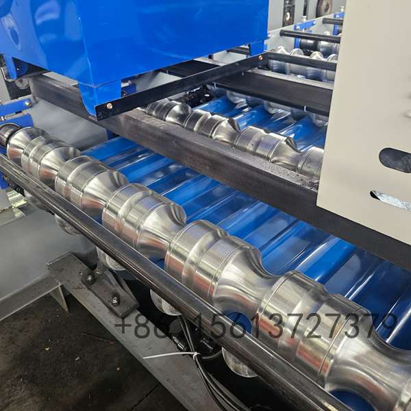 Hydraulic post-cut system with Cr12 quenched blades executing exact cuts for glazed metal panels