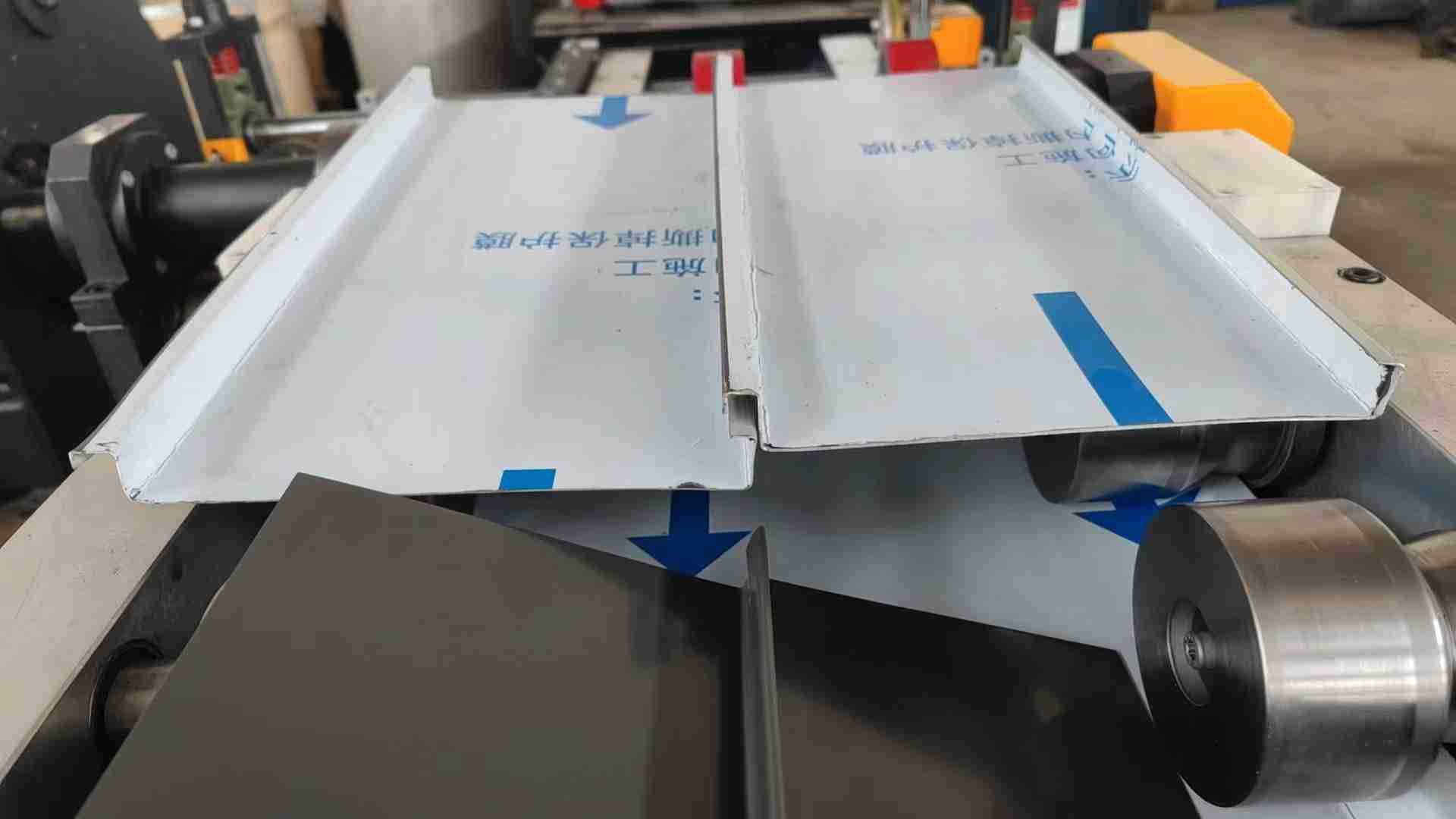 Heavy-duty standing seam metal roof panel machine with precision interlocking rollers