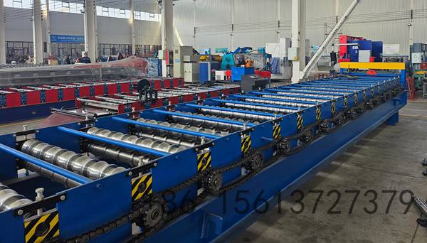 High-efficiency TR7 roof sheet roll forming equipment in manufacturing plant