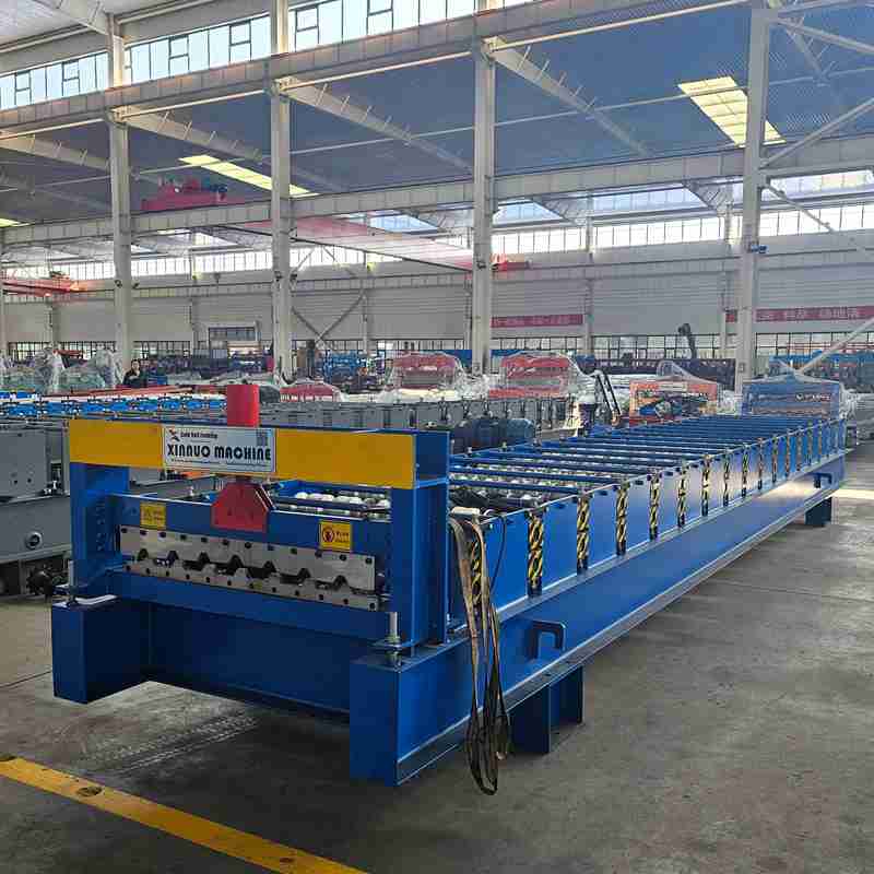 Automated trapezoidal roof panel machine for producing TR7 steel roofing sheets