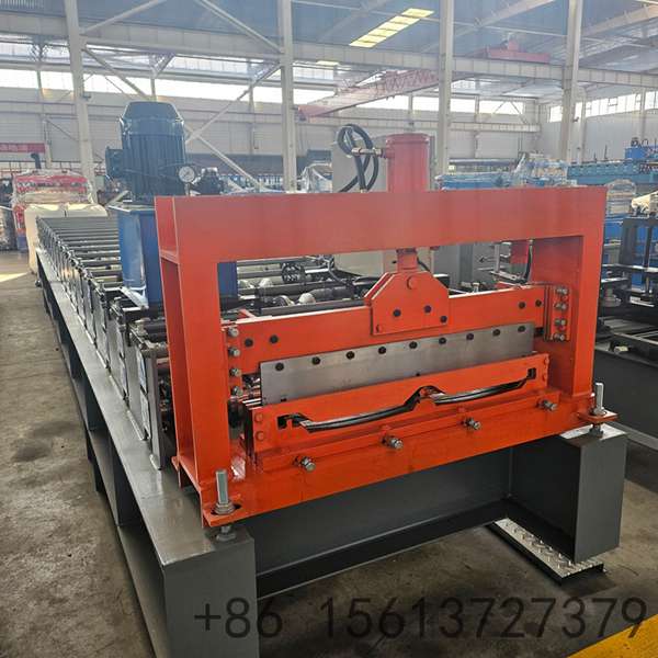 Automated decoiler and feeding guide system ensuring smooth material entry into the self clip lock machine