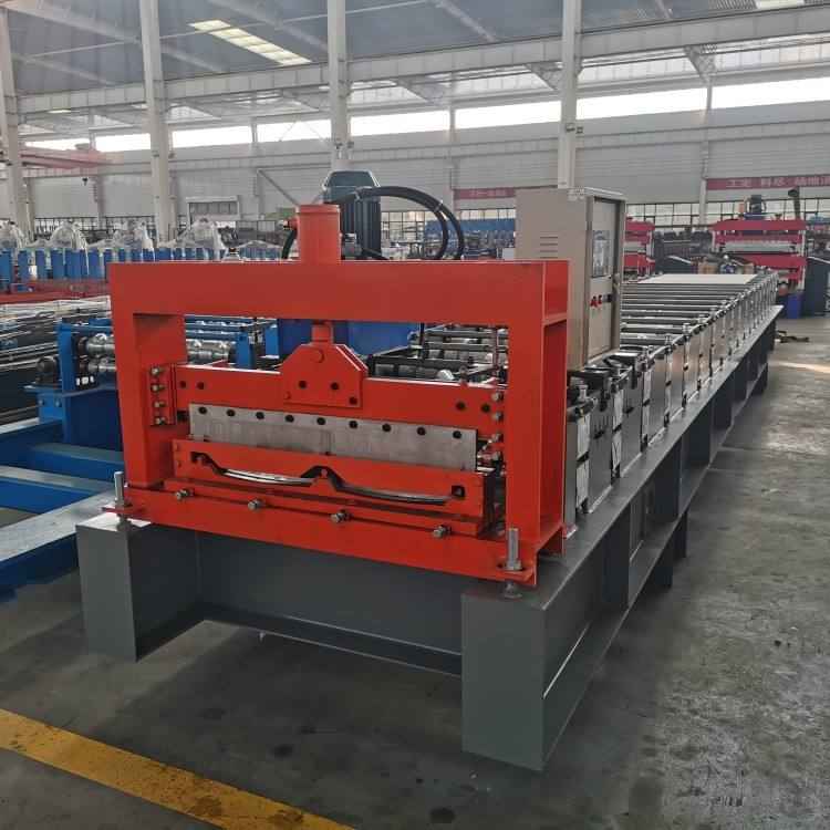 Self clip lock roof sheet roll forming machine engineered for manufacturing fastener-free architectural roof panels