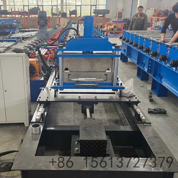 Automated decoiler and feeding guide system ensuring smooth material entry into the standing seam machine