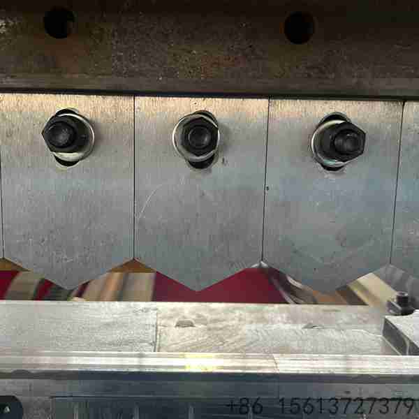 Hydraulic post-cut system with Cr12 quenched blades executing exact cuts for expanded steel meshes