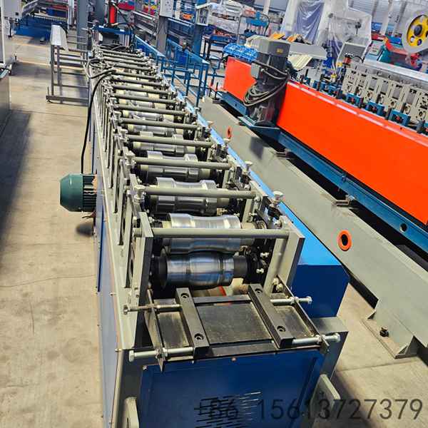 maquina-de-portas-de-enrolar-para-producao-de-perfis-metalicos