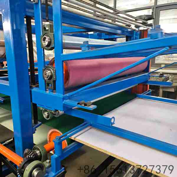 station-de-conformation-de-precision-pour-panneaux-sandwich-metaliques-avec-rouleaux-de-finition-superieure