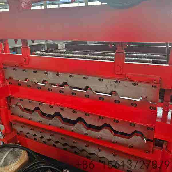 machine-de-profilage-de-tuiles-en-acier-colore-a-trois-couches-pour-production-polyvalente-de-toitures