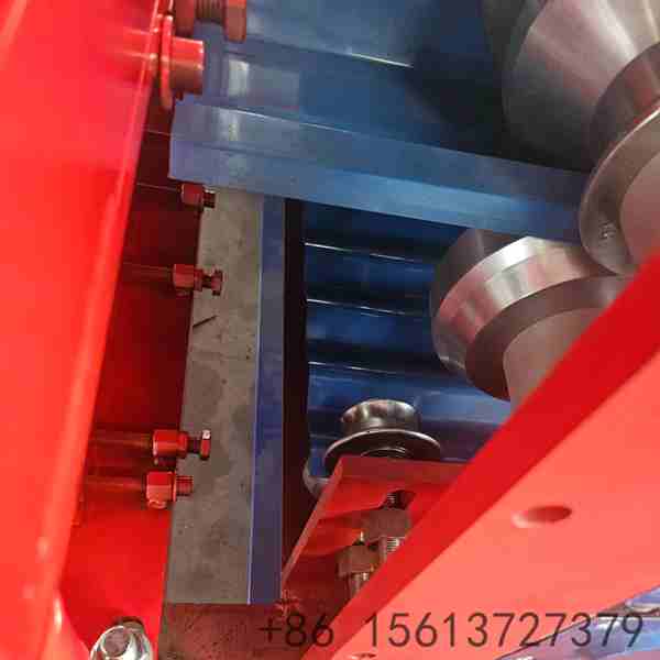 systeme-de-coupe-hydraulique-synchronise-executant-des-coupes-exactes-pour-les-trois-types-de-tuiles