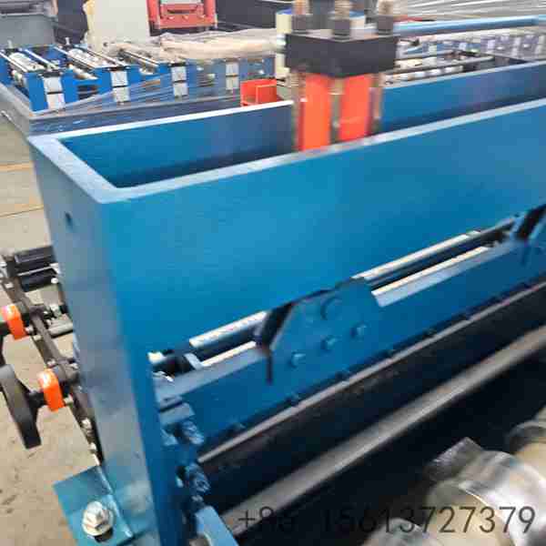 synchronized-hydraulic-cutting-system-executing-exact-cuts-for-glazed-tiles-with-clean-burr-free-edges