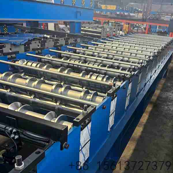 synchronized-hydraulic-cutting-system-executing-exact-cuts-for-glazed-tiles-with-clean-burr-free-edges
