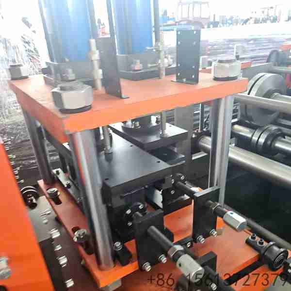 maquina-formadora-de-perfil-c-pesada-com-base-em-vigas-c