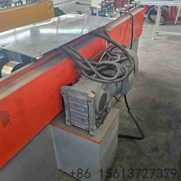 machine-de-profilage-de-montants-en-c-automatique-pour-ossature-metallique-legere-et-cloisons-seches