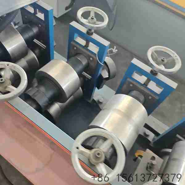 systeme-de-coupe-volante-servo-hydraulique-pour-rails-en-c-sans-arret-de-production