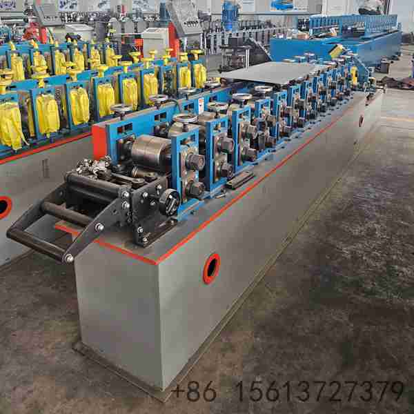 panneau-plc-avec-ecran-tactile-pour-controle-industriel-de-production-de-poutrelles