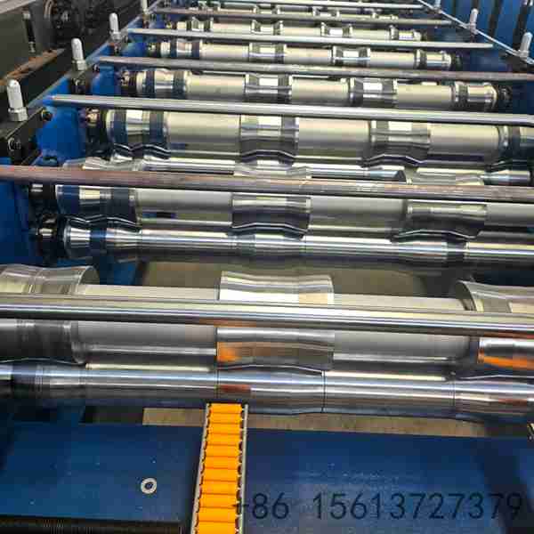 automated-four-peak-floor-deck-production-line-in-modern-workshop