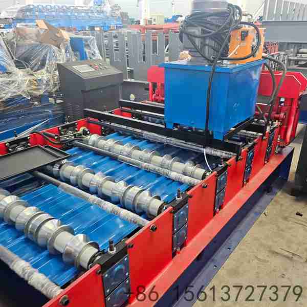 Automatic-hydraulic-post-cutting-unit-on-industrial-trapezoidal-machine-providing-clean-and-deformation-free-panel-edges
